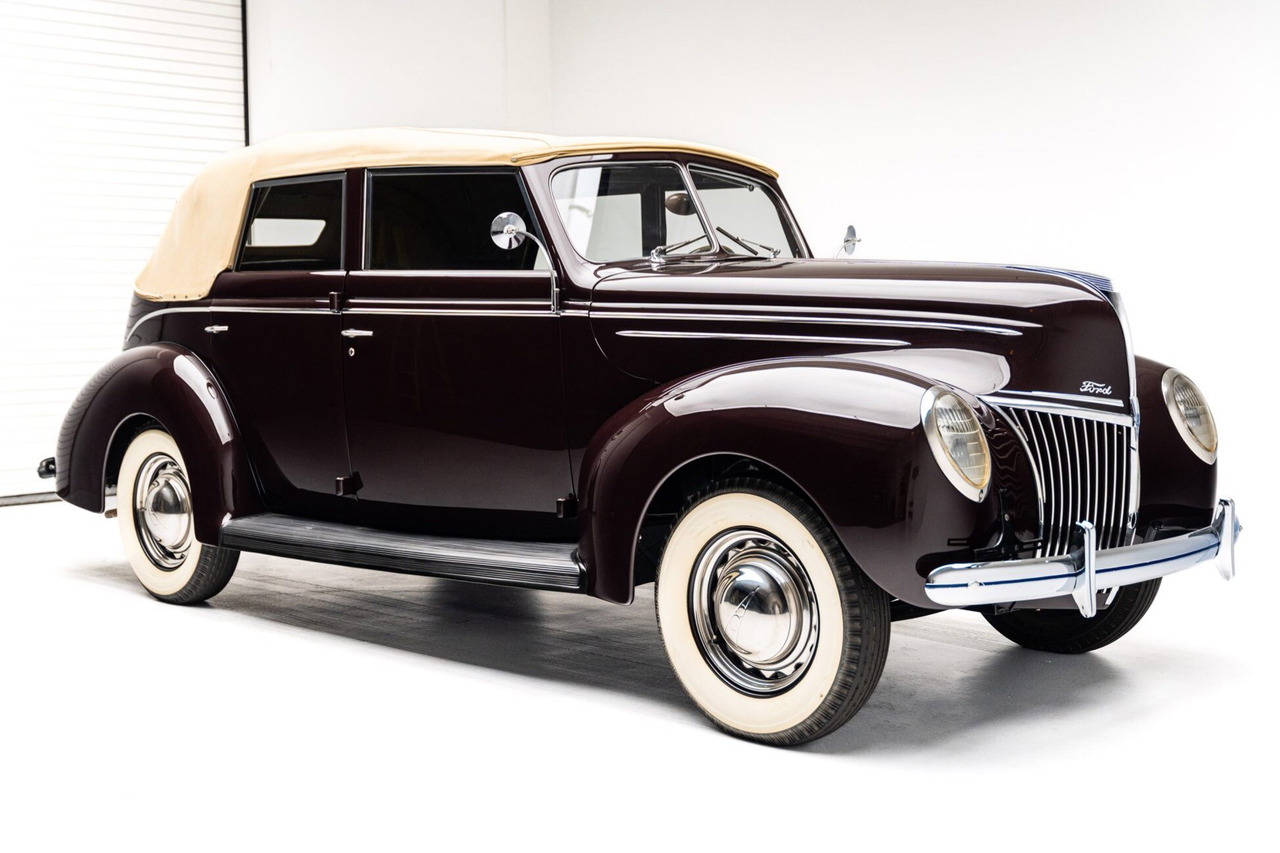 1939 Ford Deluxe Convertible Sedan